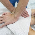 кинезитерапевт извършва техники за облекчаване при болки в гърба